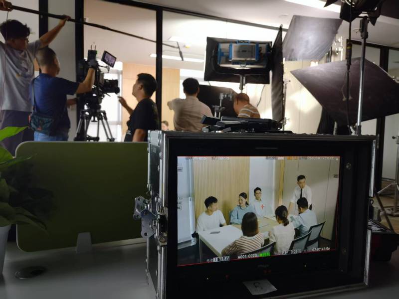 富民县TVC拍摄公司：科技产品视觉化大师，诠释未来感与功能美学